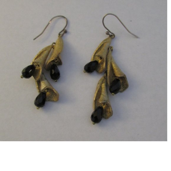 Metal and Onyx Drop Earrings - Picture 3 of 3
